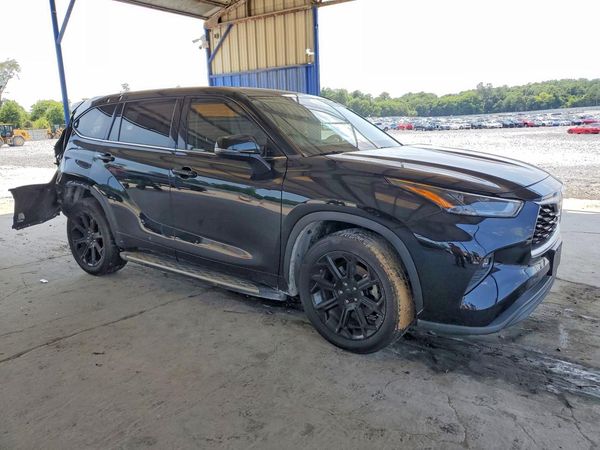 2022 TOYOTA HIGHLANDER LE