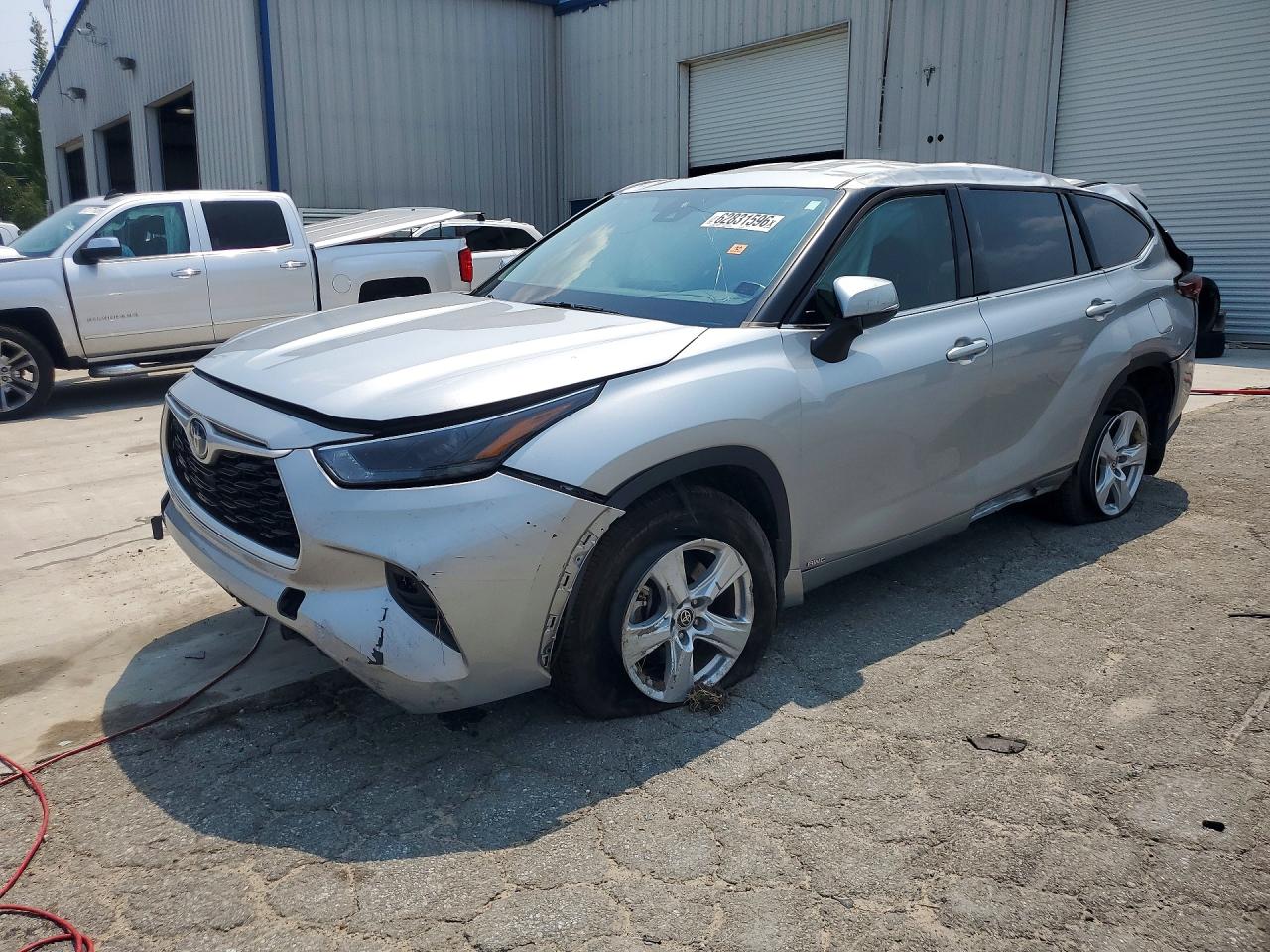 2022 TOYOTA HIGHLANDER LE — Front 3/4