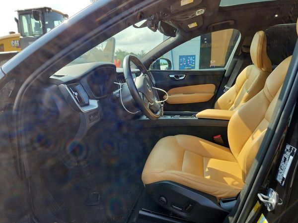 2019 VOLVO XC60 Momentum