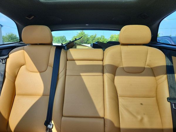 2019 VOLVO XC60 Momentum