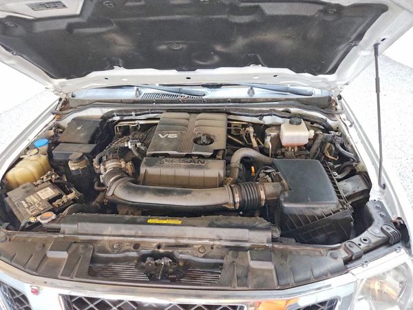 2021 NISSAN FRONTIER King Cab — Engine bay