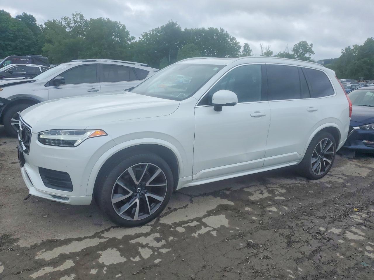 2020 VOLVO XC90 Momentum