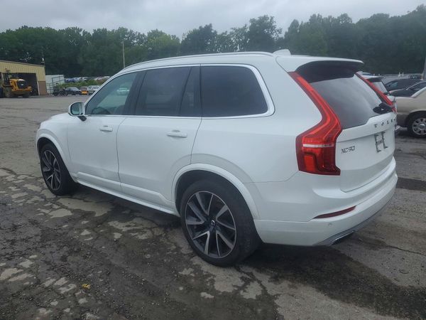 2020 VOLVO XC90 Momentum