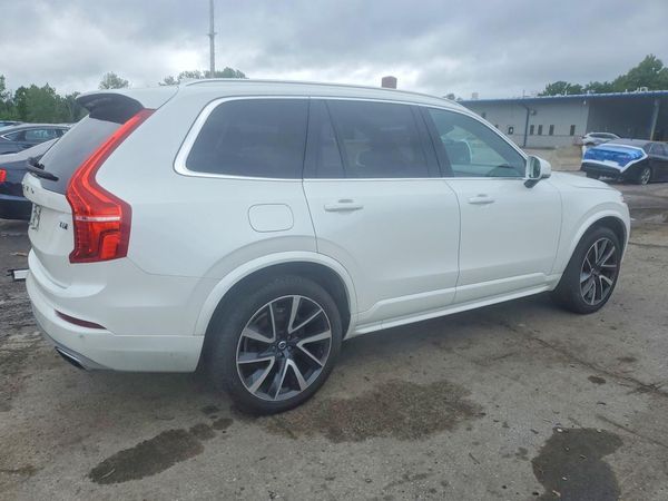 2020 VOLVO XC90 Momentum