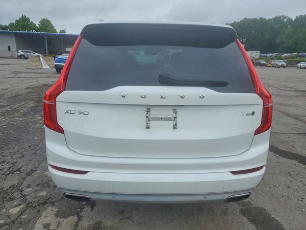 2020 VOLVO XC90 Momentum