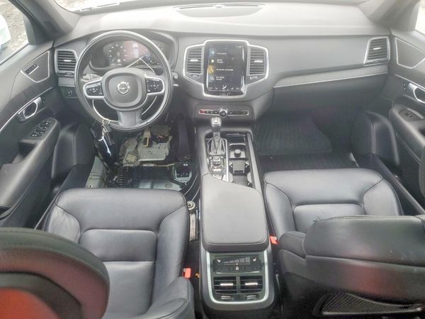 2020 VOLVO XC90 Momentum