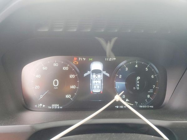 2020 VOLVO XC90 Momentum