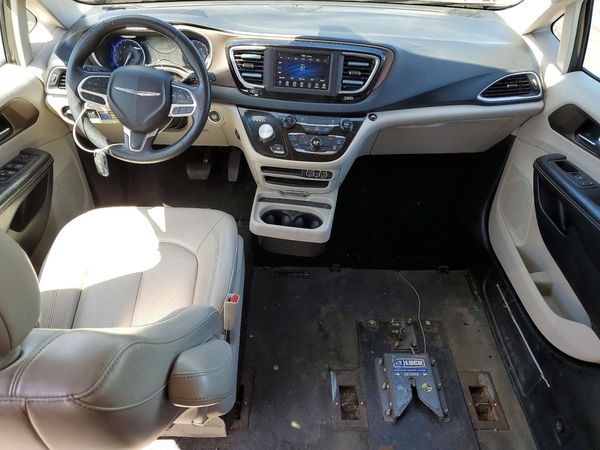 2021 CHRYSLER VOYAGER