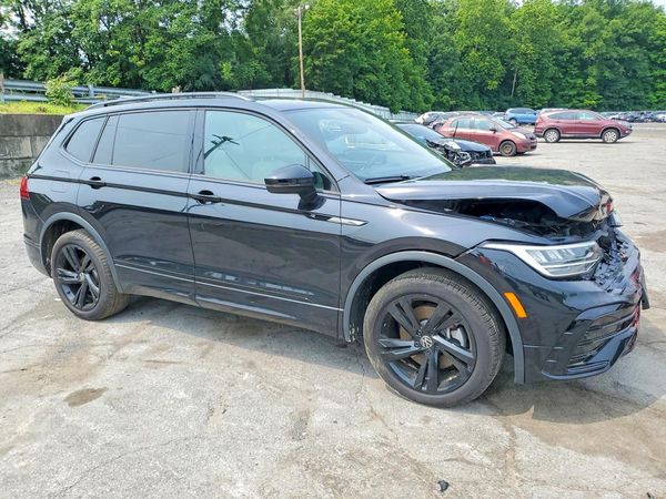 2024 VOLKSWAGEN TIGUAN 4Motion SE R-Line Black — Passenger 3/4