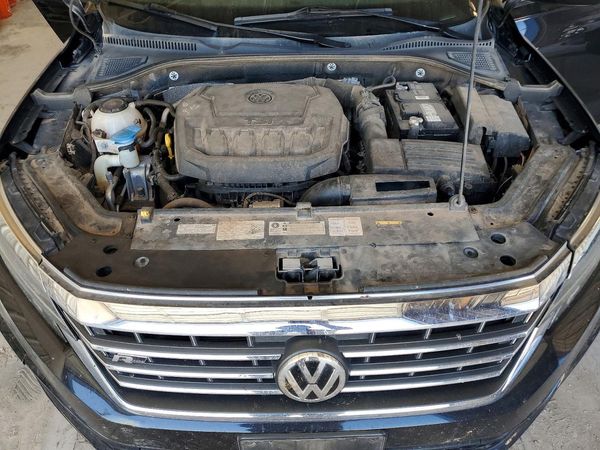 2020 VOLKSWAGEN PASSAT R-Line — Engine bay