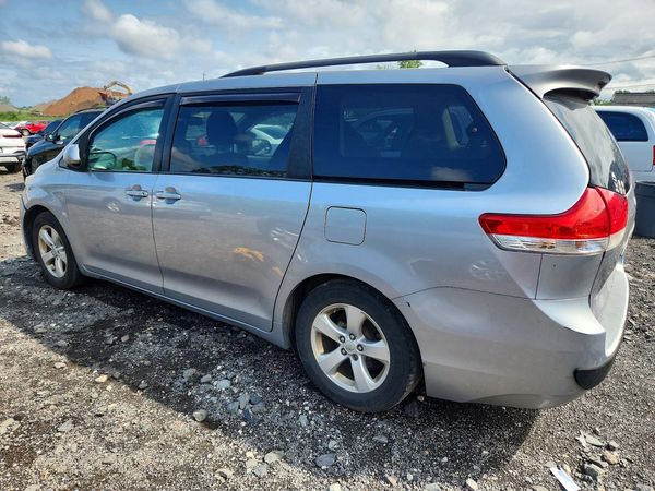 2013 TOYOTA SIENNA