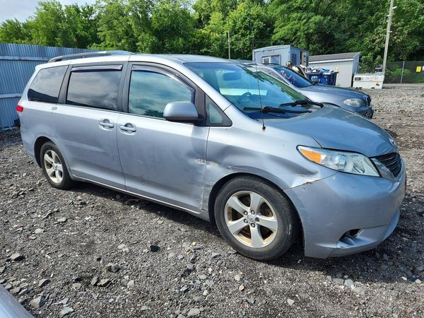 2013 TOYOTA SIENNA