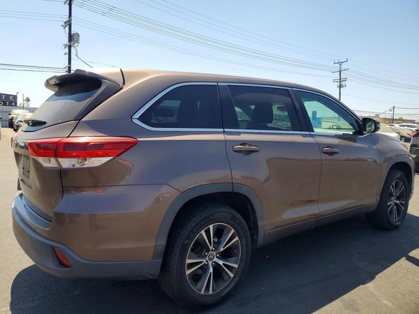 2018 TOYOTA HIGHLANDER LE