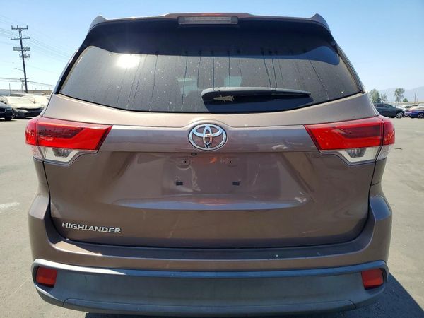 2018 TOYOTA HIGHLANDER LE