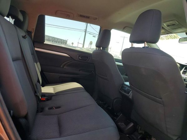 2018 TOYOTA HIGHLANDER LE