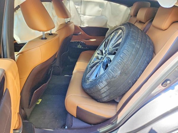 2019 LEXUS ES