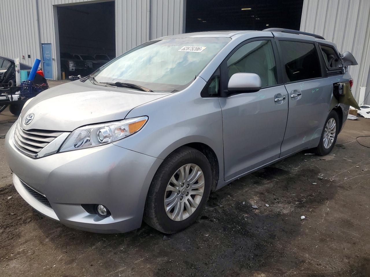 2015 TOYOTA SIENNA
