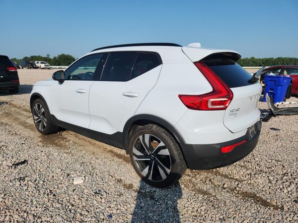 2024 VOLVO XC40 Plus Dark