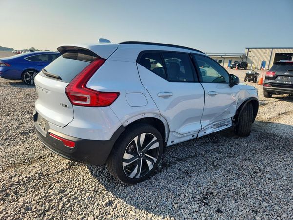 2024 VOLVO XC40 Plus Dark
