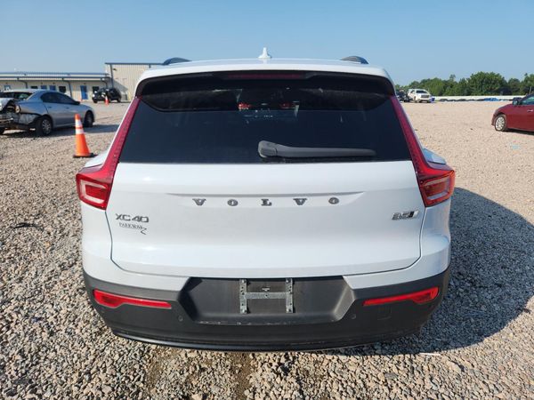 2024 VOLVO XC40 Plus Dark