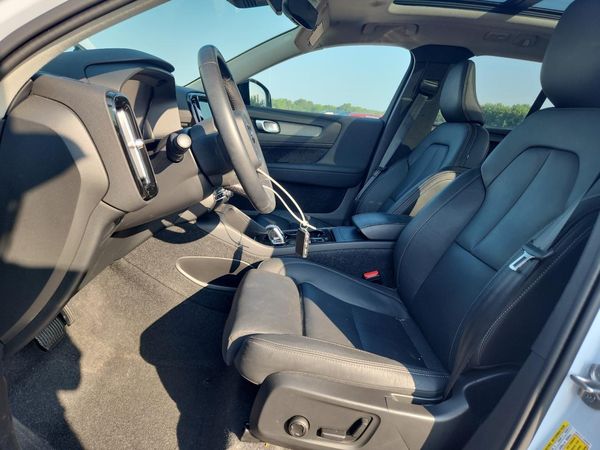 2024 VOLVO XC40 Plus Dark
