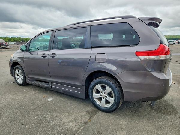 2013 TOYOTA SIENNA