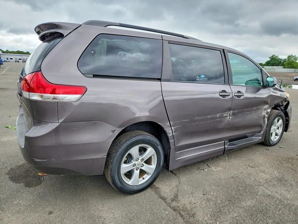 2013 TOYOTA SIENNA