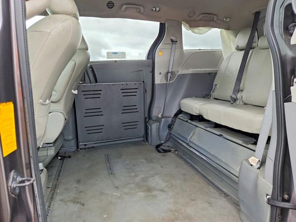 2013 TOYOTA SIENNA