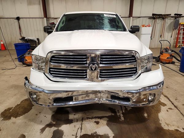 2017 RAM 1500 SLT CREW CAB 4X4