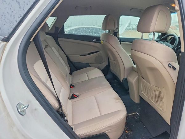 2017 HYUNDAI TUCSON SE (no options)