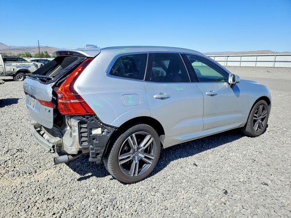 2018 VOLVO XC60 Momentum