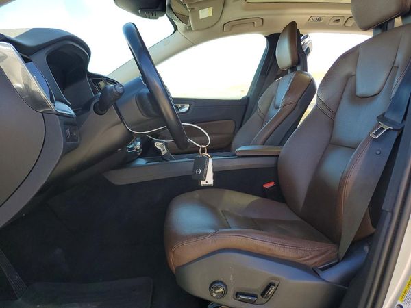 2018 VOLVO XC60 Momentum