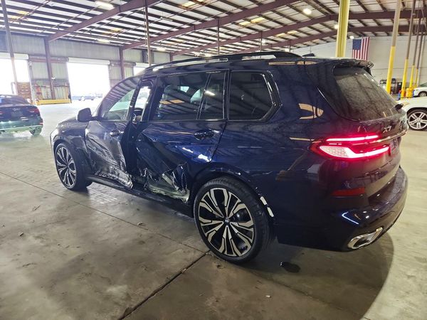 2025 BMW X7 xDrive40i
