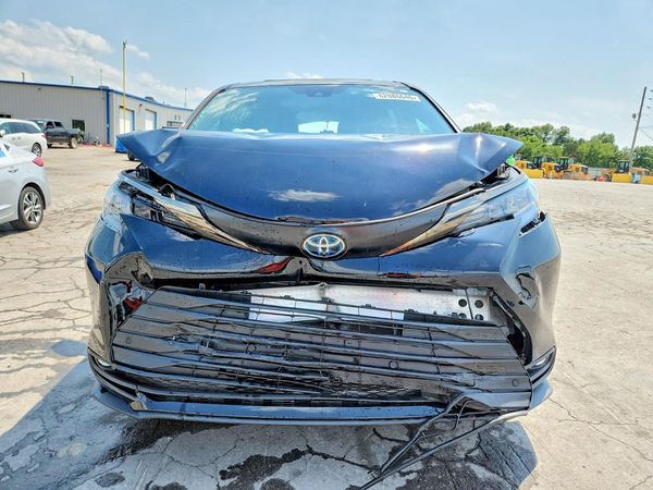 2023 TOYOTA SIENNA XSE / XLE