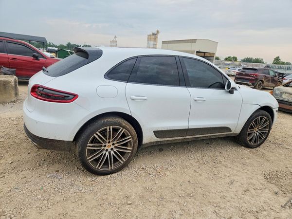 2016 PORSCHE MACAN