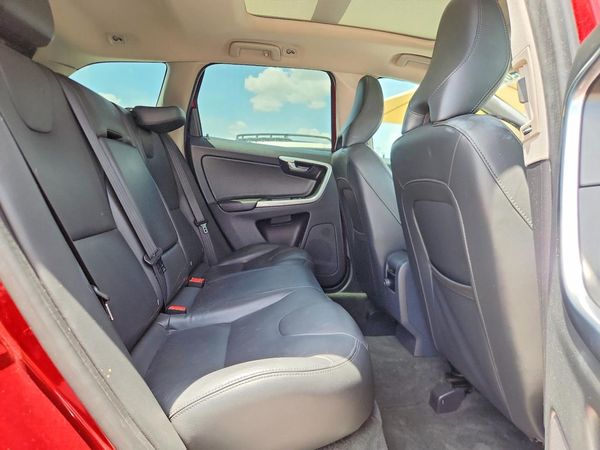2015 VOLVO XC60 Premier (non R design)