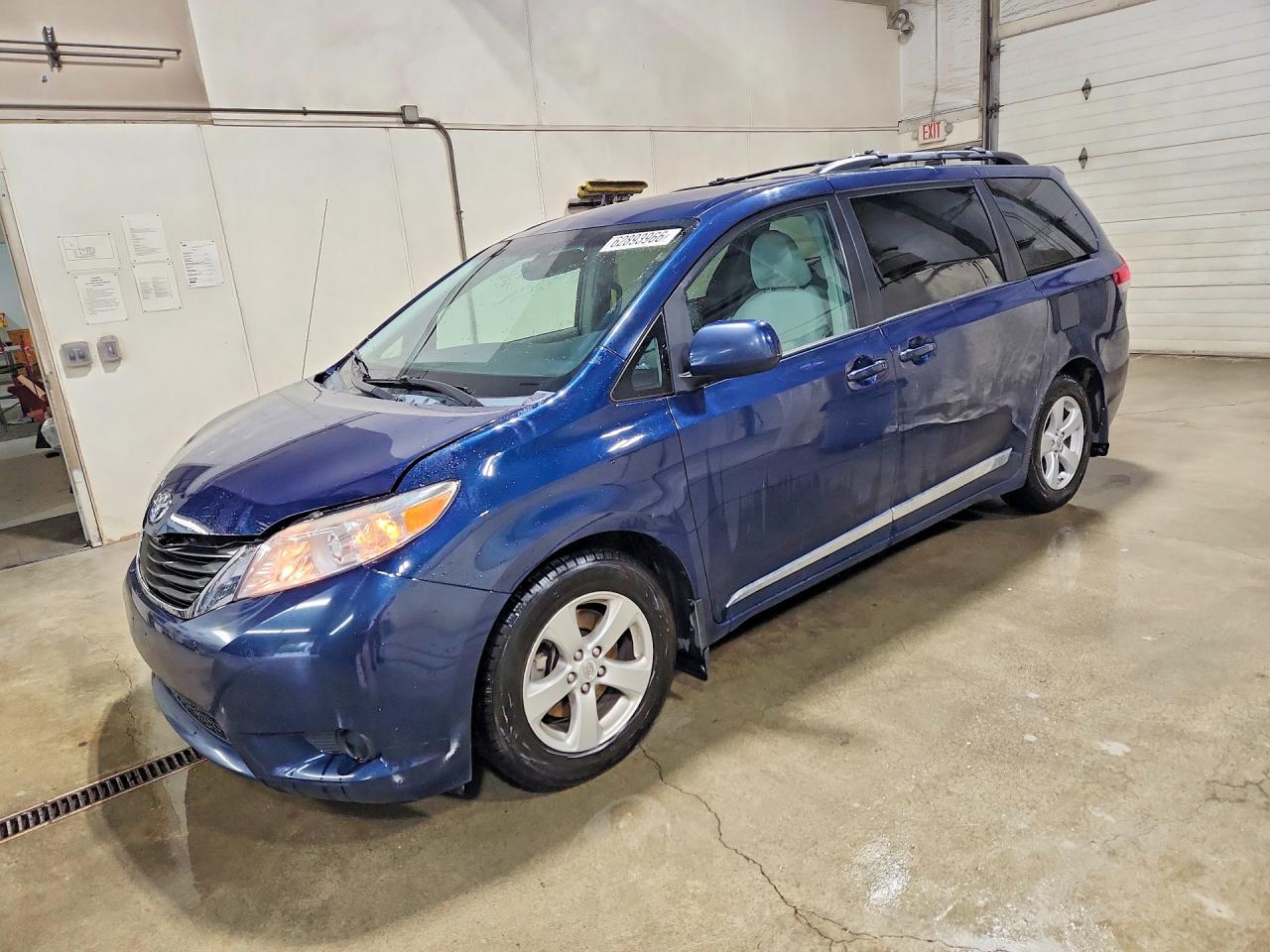 2012 TOYOTA SIENNA