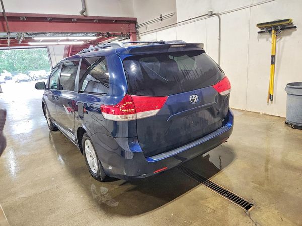 2012 TOYOTA SIENNA