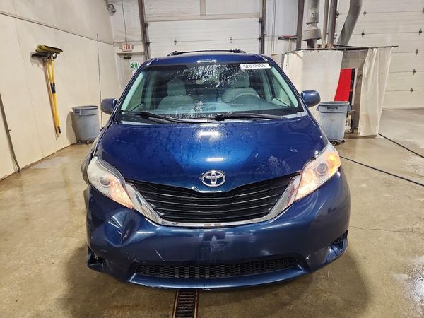 2012 TOYOTA SIENNA