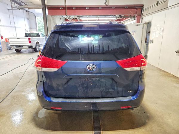 2012 TOYOTA SIENNA