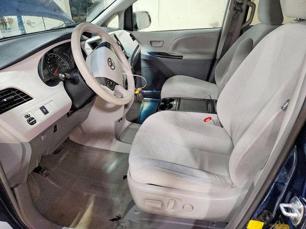 2012 TOYOTA SIENNA