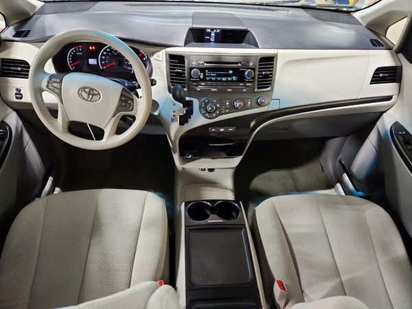 2012 TOYOTA SIENNA