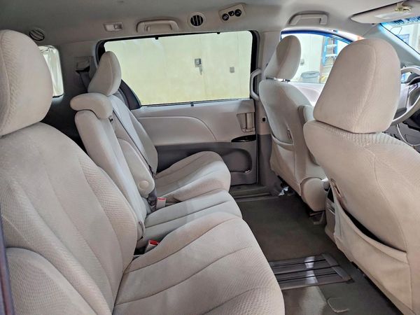 2012 TOYOTA SIENNA