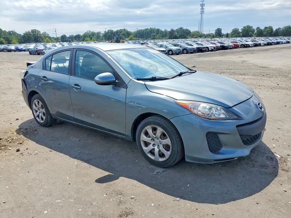 2013 MAZDA 3 SV/Base