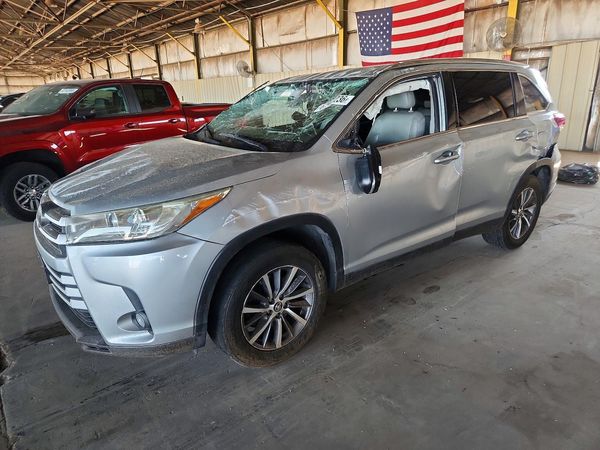 2019 TOYOTA HIGHLANDER SE/XLE — Front 3/4