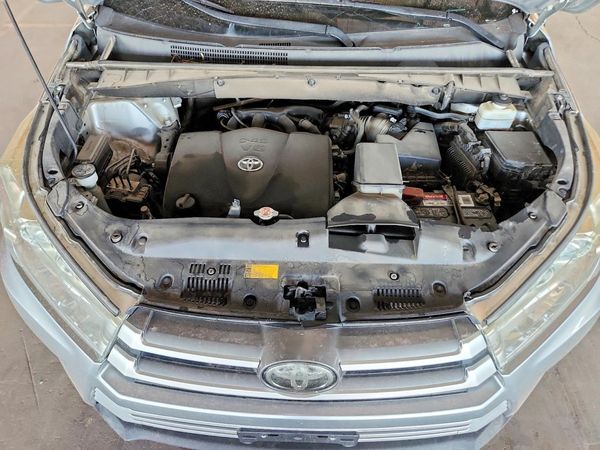 2019 TOYOTA HIGHLANDER SE/XLE — Engine bay
