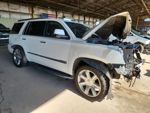 2017 CADILLAC ESCALADE Luxury — Passenger 3/4