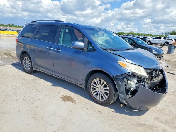2015 TOYOTA SIENNA