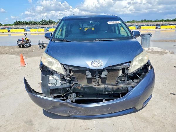 2015 TOYOTA SIENNA