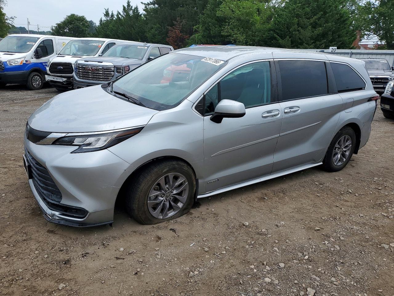 2021 TOYOTA SIENNA LE — Front 3/4